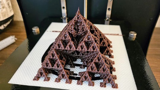 Homem utiliza chocolate em impressora 3D e come suas criações; veja o vídeo