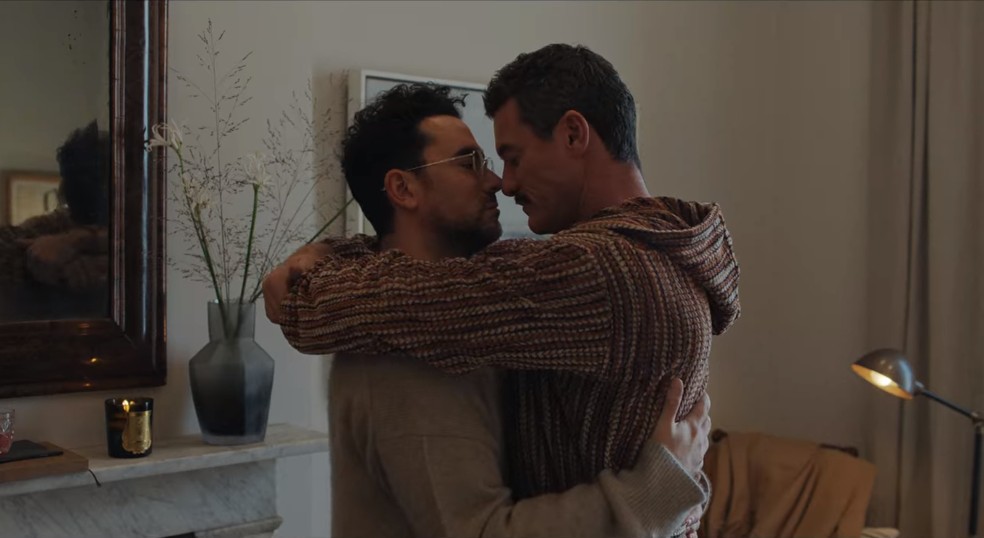 Dan Levy e Luke Evans interpretam o casal Marc e Oliver — Foto: Divulgação/Netflix