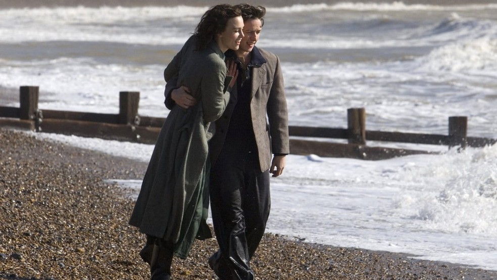 James McAvoy e Keira Knightley interpretam um casal da década de 1930 que passa por momentos inusitados no relacionamento — Foto: Reprodução/The Movie Database